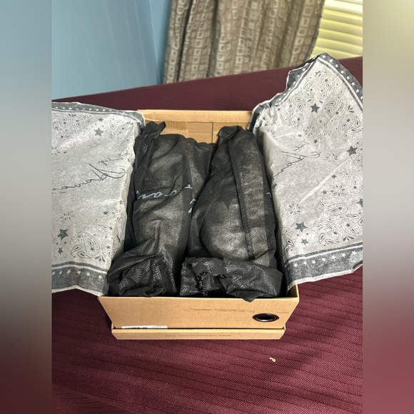 Vintage Havana Sneakers - Picture 2 of 11